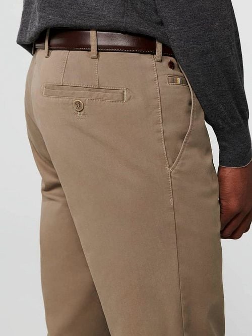 Meyer Pants Roma Chino Light Brown Model / Detail
