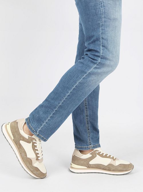 12502610-Taupe