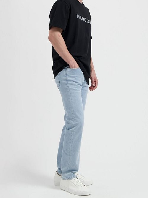 MUD Jeans Denim Bryce Lichtblauw Model / Zijkant