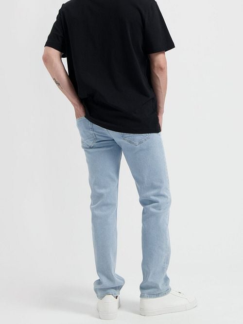 MUD Jeans Denim Bryce Light Blue Model / Achterkant