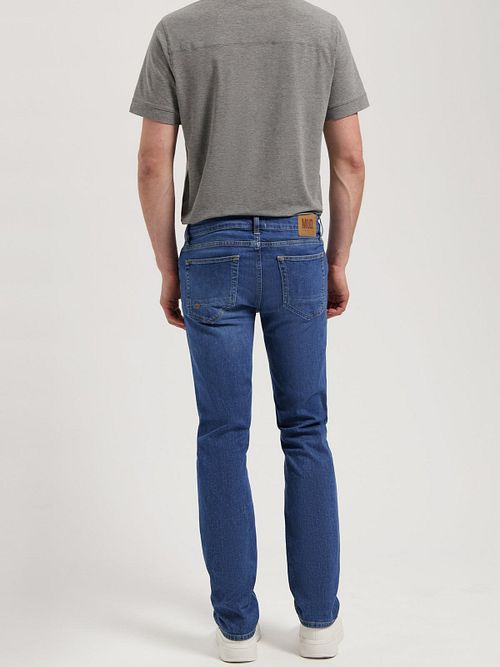 MUD Jeans Denim Regular Bryce Indigo Blue Model / Achterkant