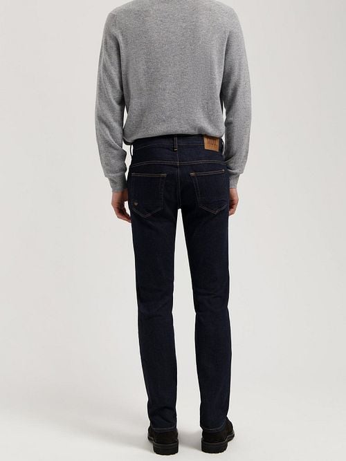 MUD Jeans Hank Donkerblauw Model / Achterkant