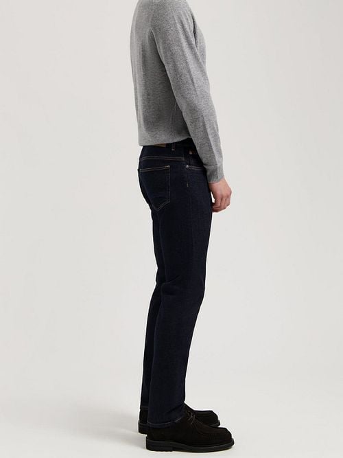 MUD Jeans Hank Donkerblauw Model / Zijkant