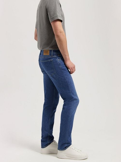 MUD Jeans Denim Regular Bryce Indigo Blau Model / Zijkant