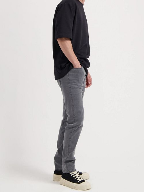 MUD Jeans Denim Rick Grey Model / Zijkant