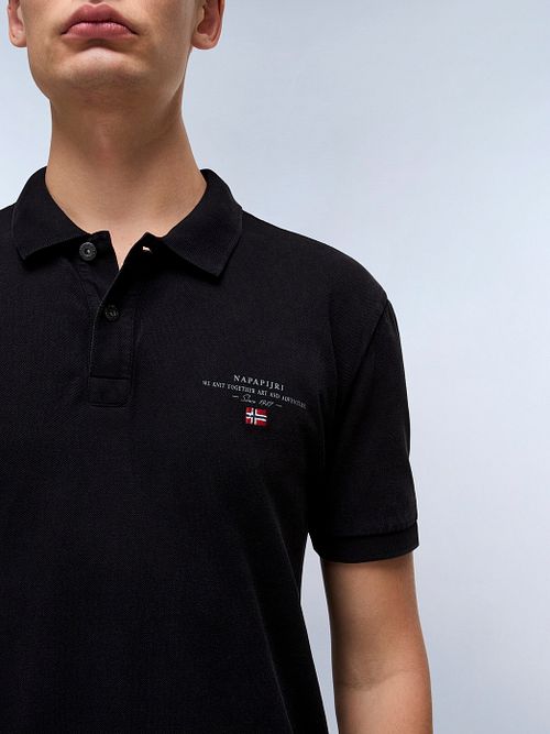Napapijri Polo Elbas Black Model / Detail