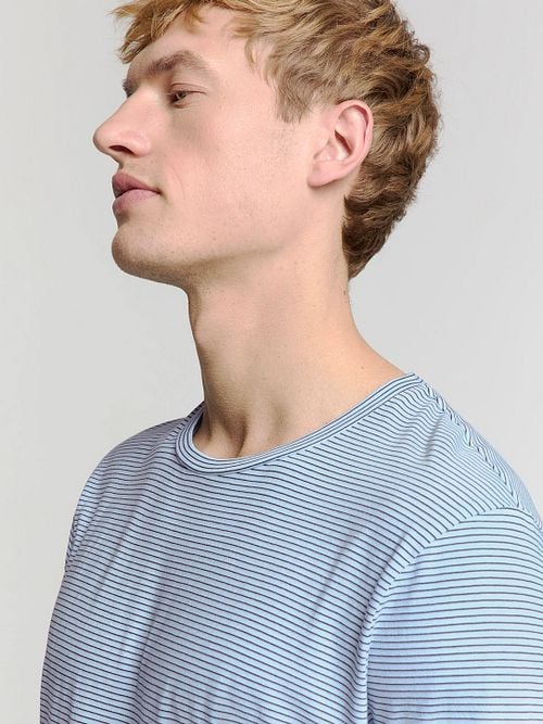 No Excess Stripes T-Shirt Light Blue Model / Zijkant