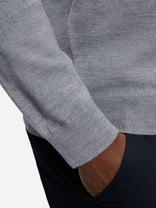 Olymp Pullover Merino Grey Model / Detail