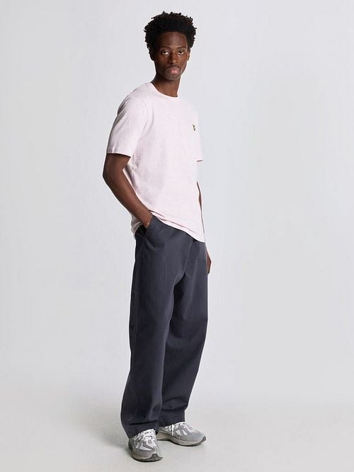 Lyle and Scott T-shirt Heather Light Pink Model / Zijkant