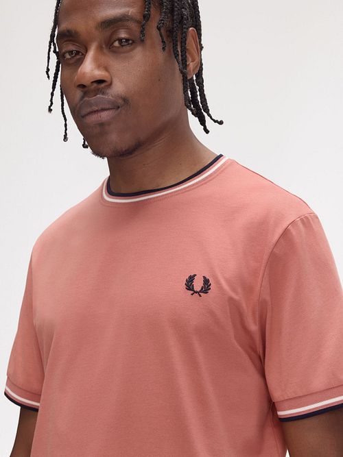 Fred Perry T-shirt Twin Tipped M1588 Rose Model / Zijkant