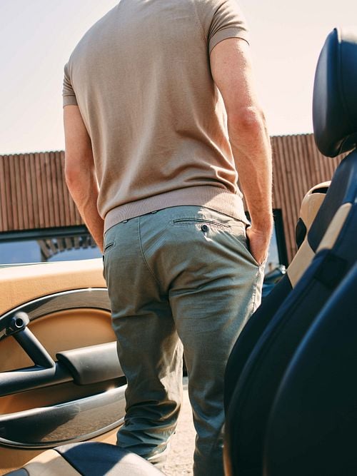 Suitable Chino Pico Smart Groen Model / Achterkant met Bram