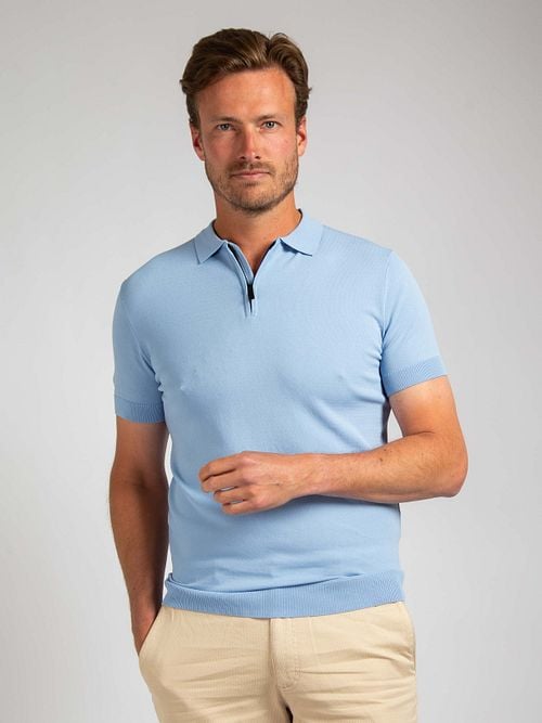 Suitable Knitted Half Zip Polo Shirt Light Blue Model / Voorkant with Stefan