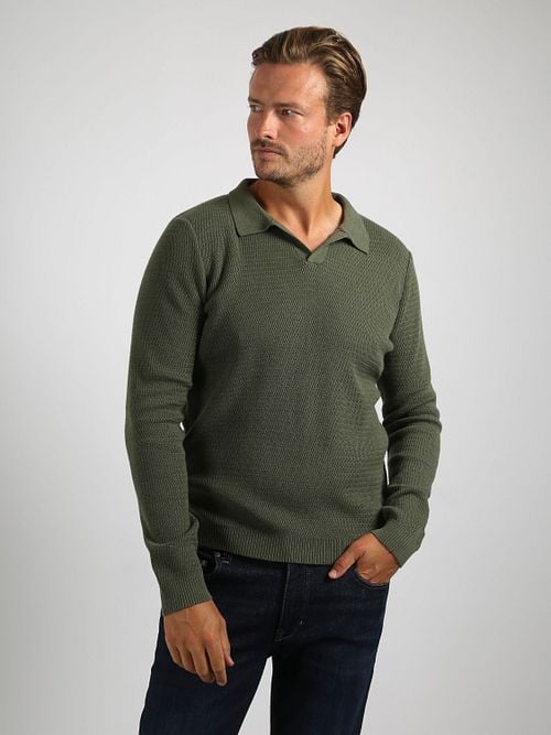 Suitable Pullover Riva Structure Melange Green Model / Voorkant with Stefan