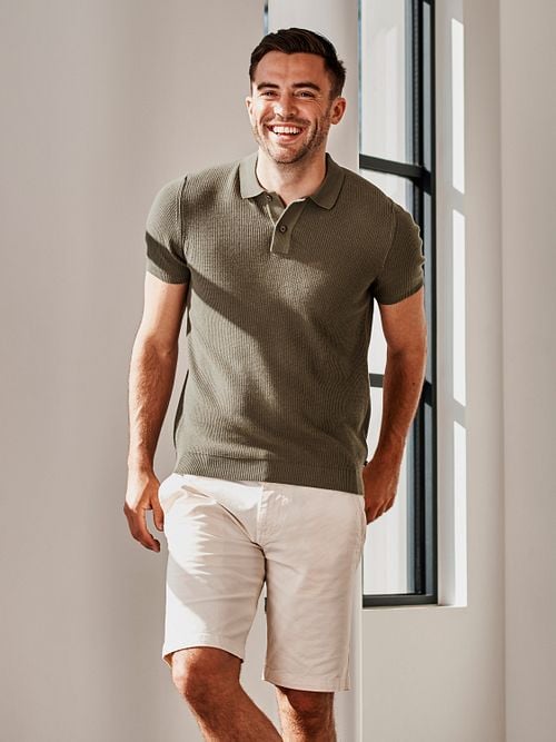 Suitable Respect Polo Structure Knit Olijfgroen Model / Sfeerbeeld met Bram