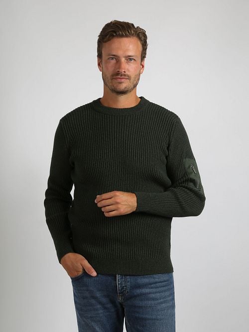 Suitable Mou Pullover Dark Green Model / Voorkant with Stefan