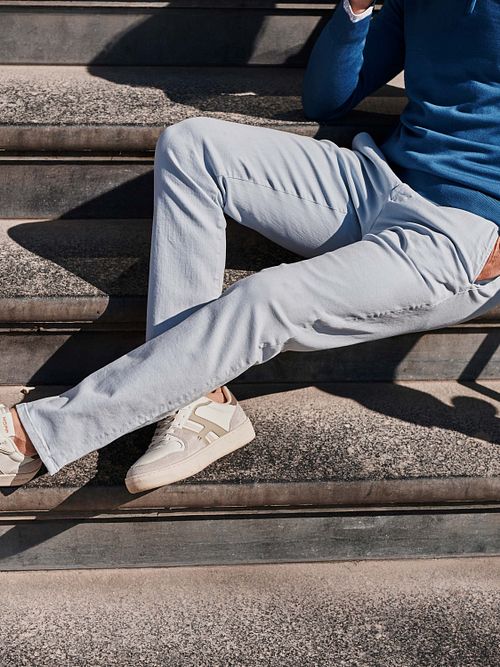 Suitable Chino Philo Flex Light Blue Model / Sfeerbeeld