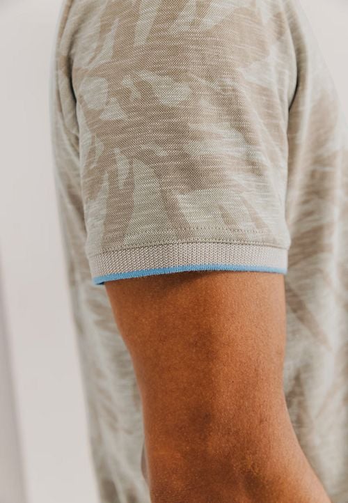 State of Art Poloshirt Faded Leaf Beige Model / Detail