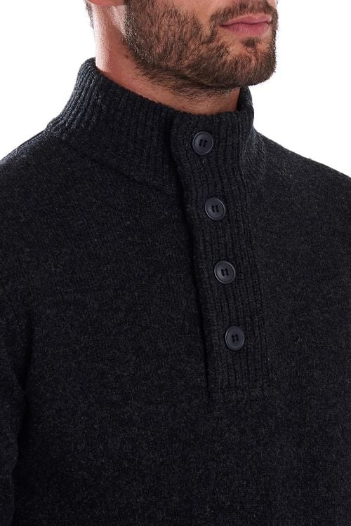 Barbour Trui Wol Patch Antraciet Model / Detail