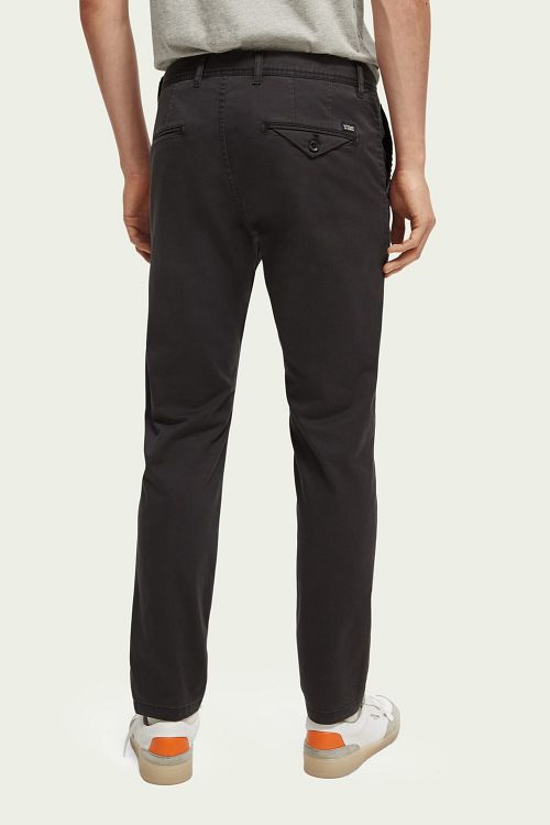 Scotch and Soda Mott Chino Dark Gray Model / Achterkant