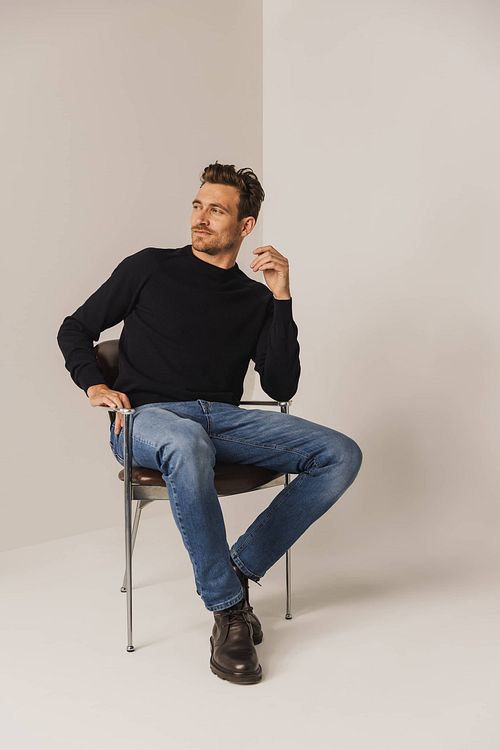 State Of Art Sweater Structure Contrast Navy Model / Voorkant