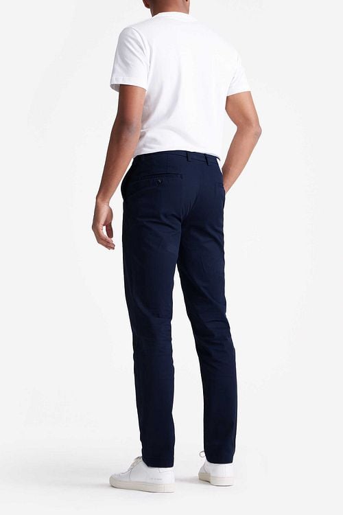 King Essentials The Harry Chino Navy Model / Achterkant