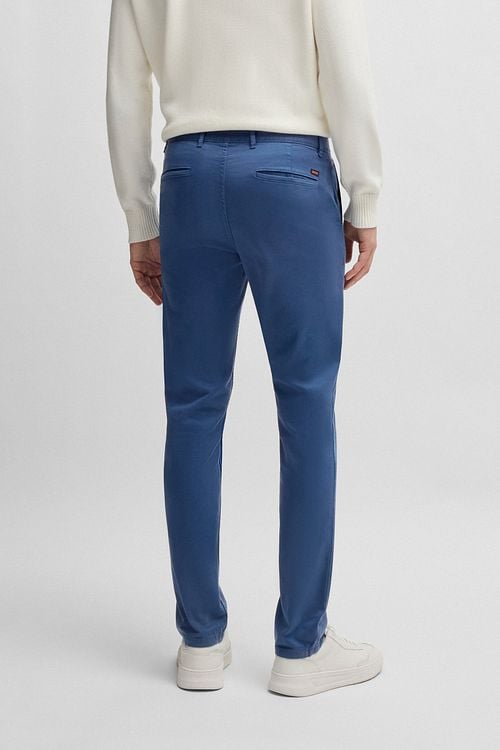 BOSS Chino Slim Dark Blue Model / Achterkant