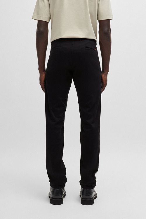 BOSS Chino Slim Noir Model / Achterkant