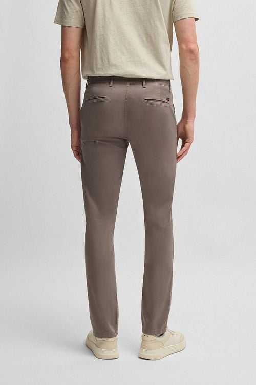 BOSS Chino Slim Taupe Model / Achterkant