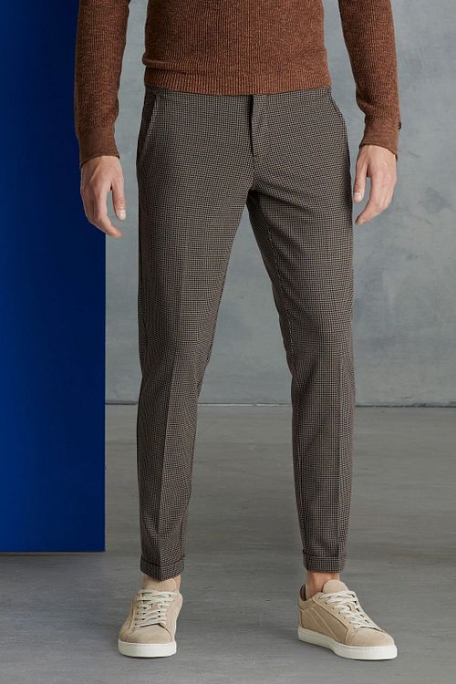 Cast Iron Chino Check Brown Model / Voorkant