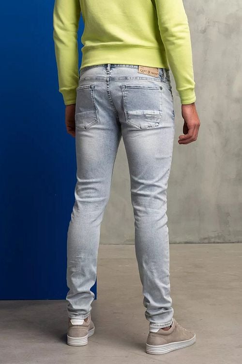Cast Iron Riser Jeans Lichtgrijs Bright Wash Model / Achterkant