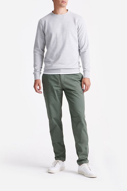 King Essentials The George Sweater Grau Model / Voorkant