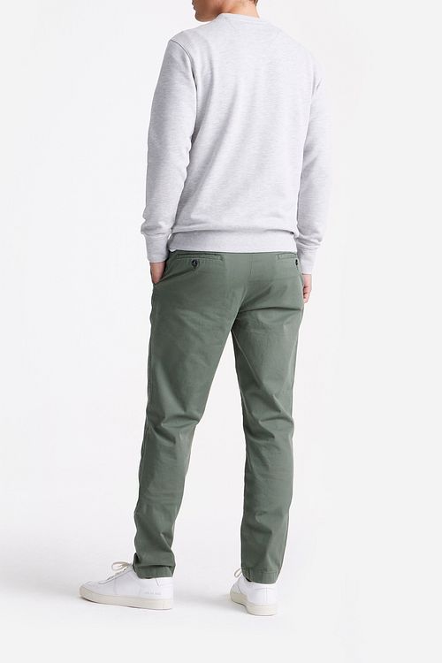 King Essentials The George Sweater Grau Model / Achterkant