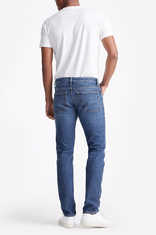 King Essentials The Jason Jeans Bleu Mid Model / Achterkant