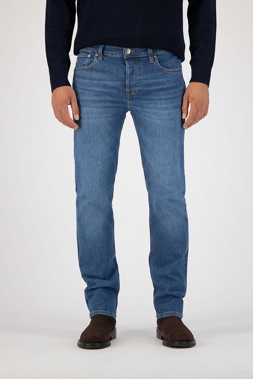 MUD Jeans Denim Regular Bryce Indigo Blue Model / Voorkant
