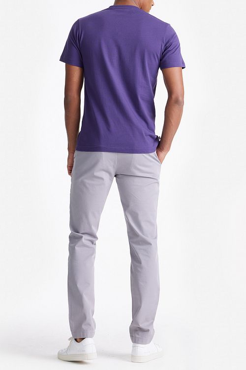 King Essentials The Steve T-Shirt Dark Purple Model / Achterkant