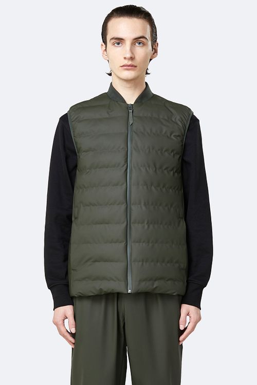 Rains Bodywarmer Trekker Dark Green Model / Voorkant