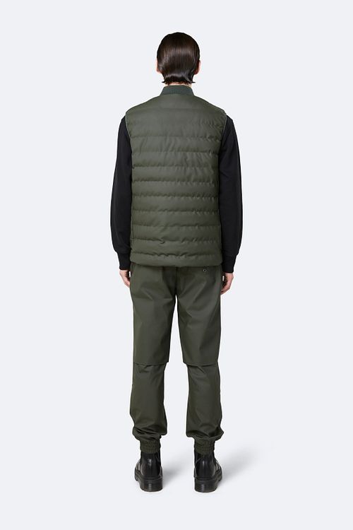 Rains Bodywarmer Trekker Dark Green Model / Achterkant