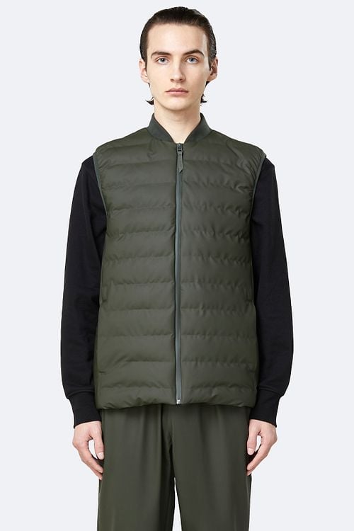 Rains Bodywarmer Trekker Donkergroen Model / Voorkant