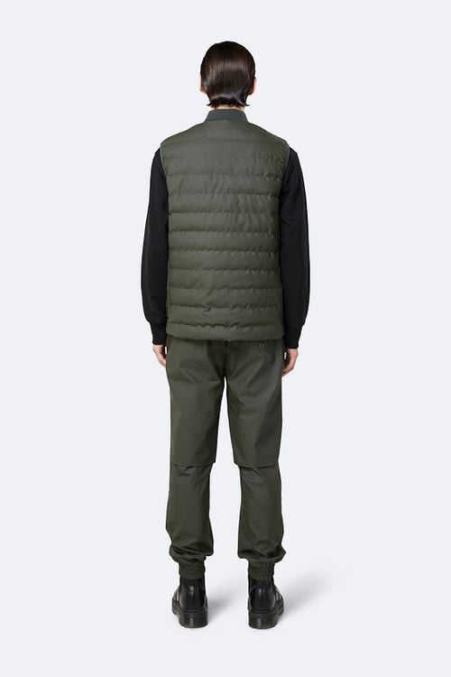 Rains Bodywarmer Trekker Donkergroen Model / Achterkant