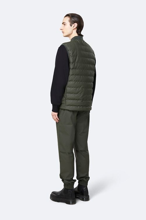 Rains Bodywarmer Trekker Donkergroen Model / Zijkant