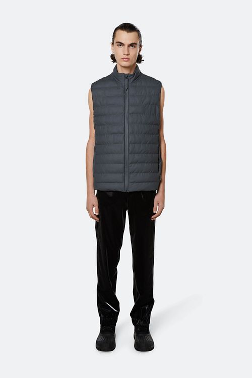 Rains Bodywarmer Trekker Grey Model / Voorkant