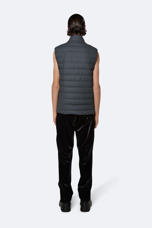 Rains Bodywarmer Trekker Grey Model / Achterkant