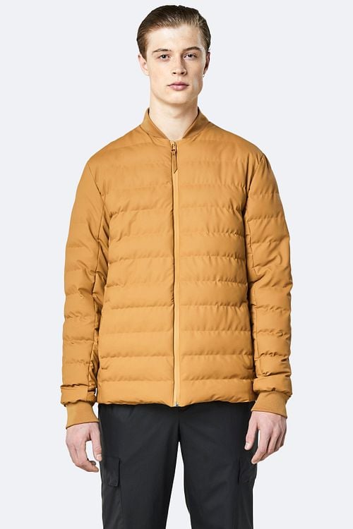 Rains Trekker Bomber Khaki Model / Voorkant