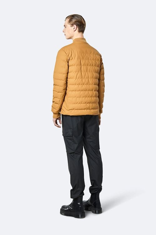 Rains Trekker Bomber Khaki Model / Achterkant