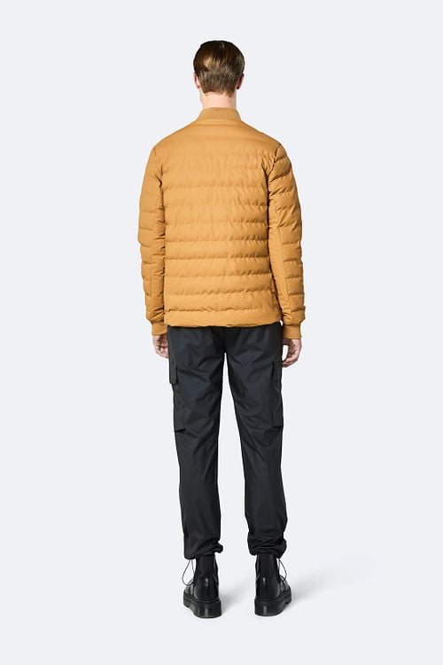 Rains Trekker Bomber Khaki Model / Achterkant
