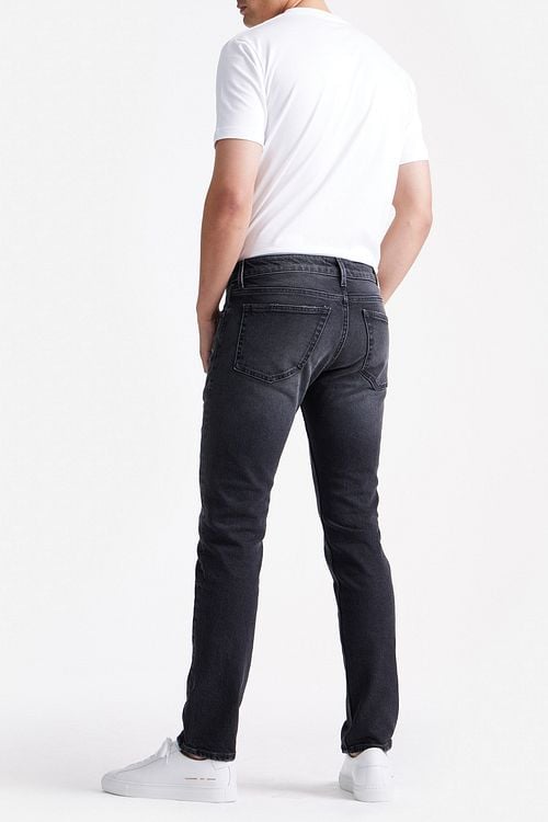 King Essentials The Jason Jeans Schwarz Model / Achterkant