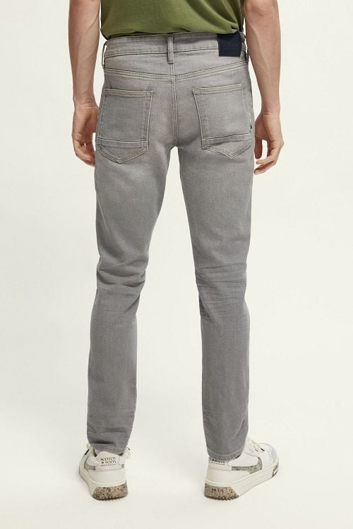 Scotch and Soda Skim Jeans Grijs Model / Achterkant