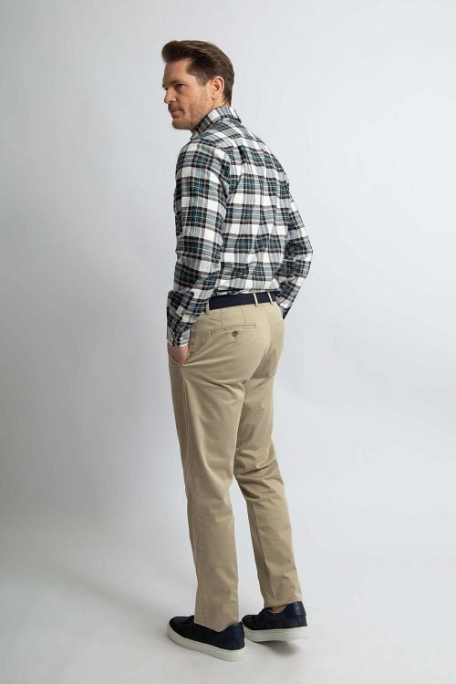 Steppin' Out Chino Newbury Sand Model / Achterkant