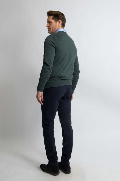 Steppin' Out Pullover Cotton Cashmere V-Ausschnitt Dunkelgrün Model / Achterkant