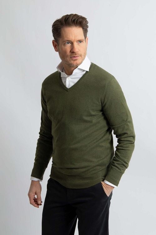 Steppin' Out Pullover Cotton Cashmere V-Ausschnitt Olivgrün Model / Voorkant